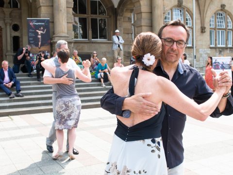 Mit drei Tänzen machen Bielefelder Tango-Tanzlehrer am bundesweiten Aktionstag zur Rettung des Tango Argentino auf ihre schwierige Lage aufmerksam.